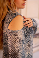 Cargar imagen en el visor de la galería, Blusa Free Cobra Print
